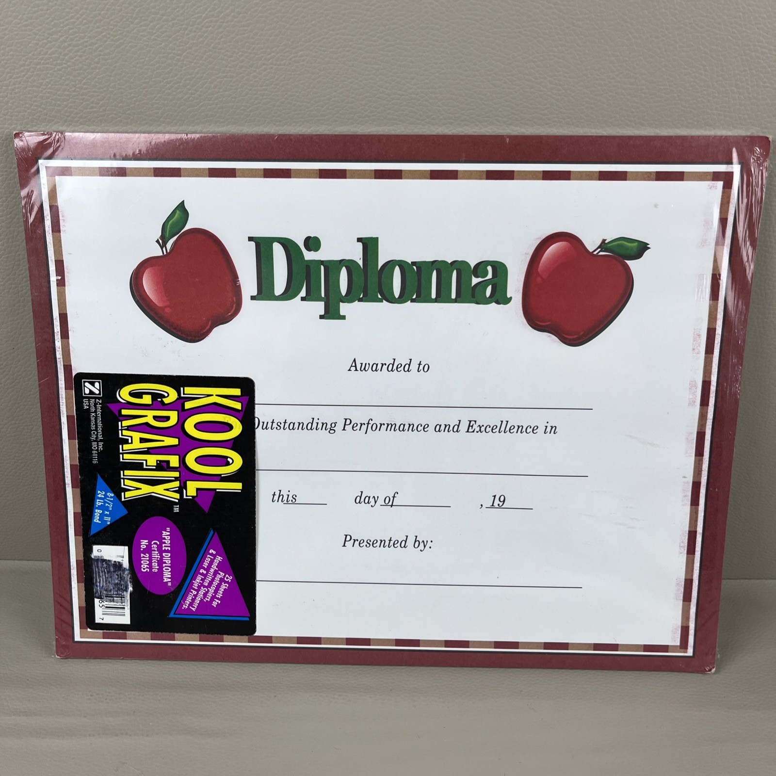 Vintage Kool Grafix Apple Diploma #21065/25 Sheets 24 lb Bond 8-1/2×11” *expired